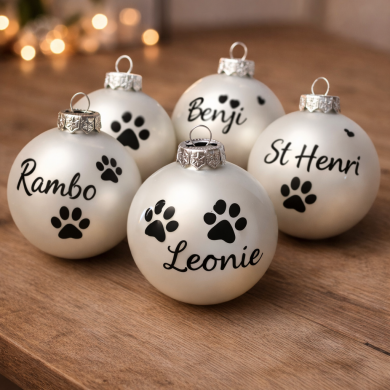 Weihnachtskugeln mit Hundepfote